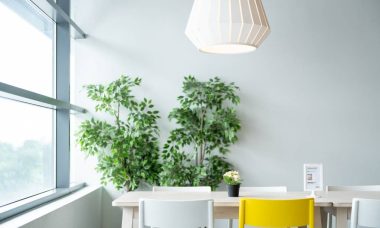 Comment Intégrer une Table Rétractable dans un Petit Salon