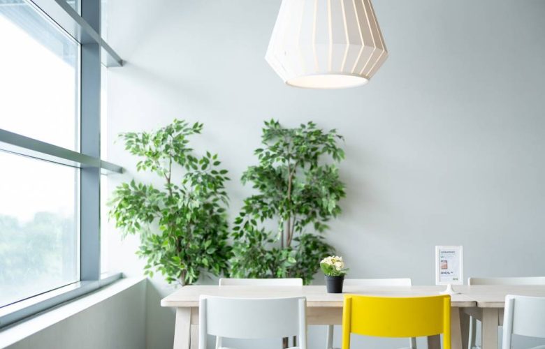Comment Intégrer une Table Rétractable dans un Petit Salon