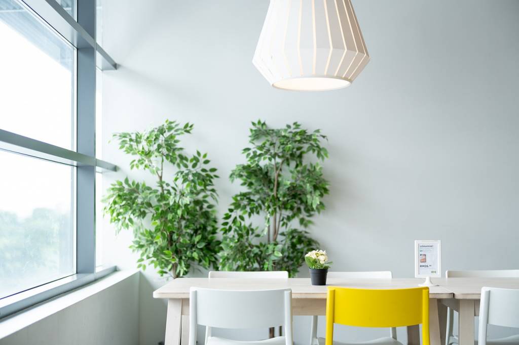Comment Intégrer une Table Rétractable dans un Petit Salon