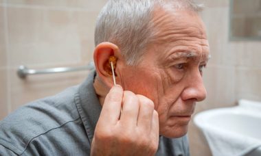 Remède naturel des aînés : soin maison pour bouchon de cérumen à l’oreille