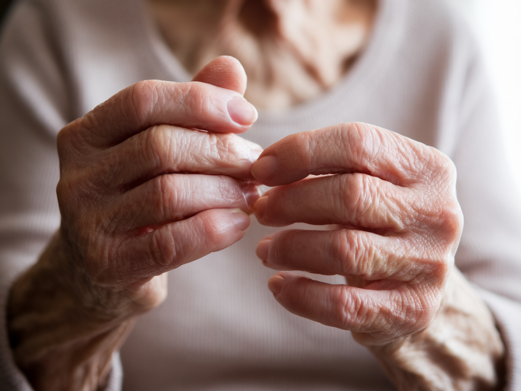 Les signes à surveiller : premiers symptômes de l'arthrose des doigts