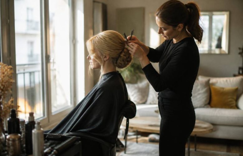 Cherche une coiffeuse à domicile : comment trouver la bonne personne près de chez vous