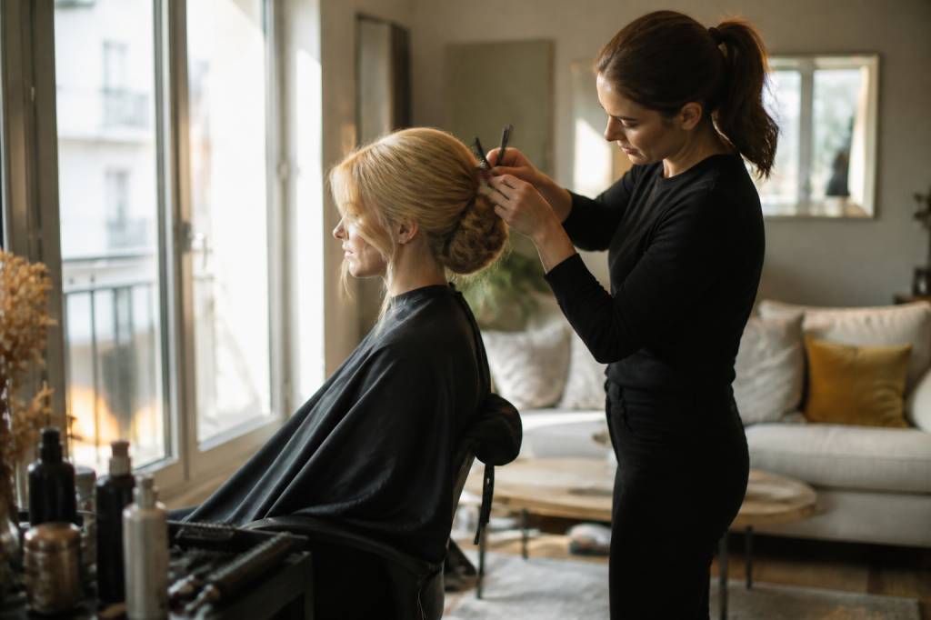 Cherche une coiffeuse à domicile : comment trouver la bonne personne près de chez vous